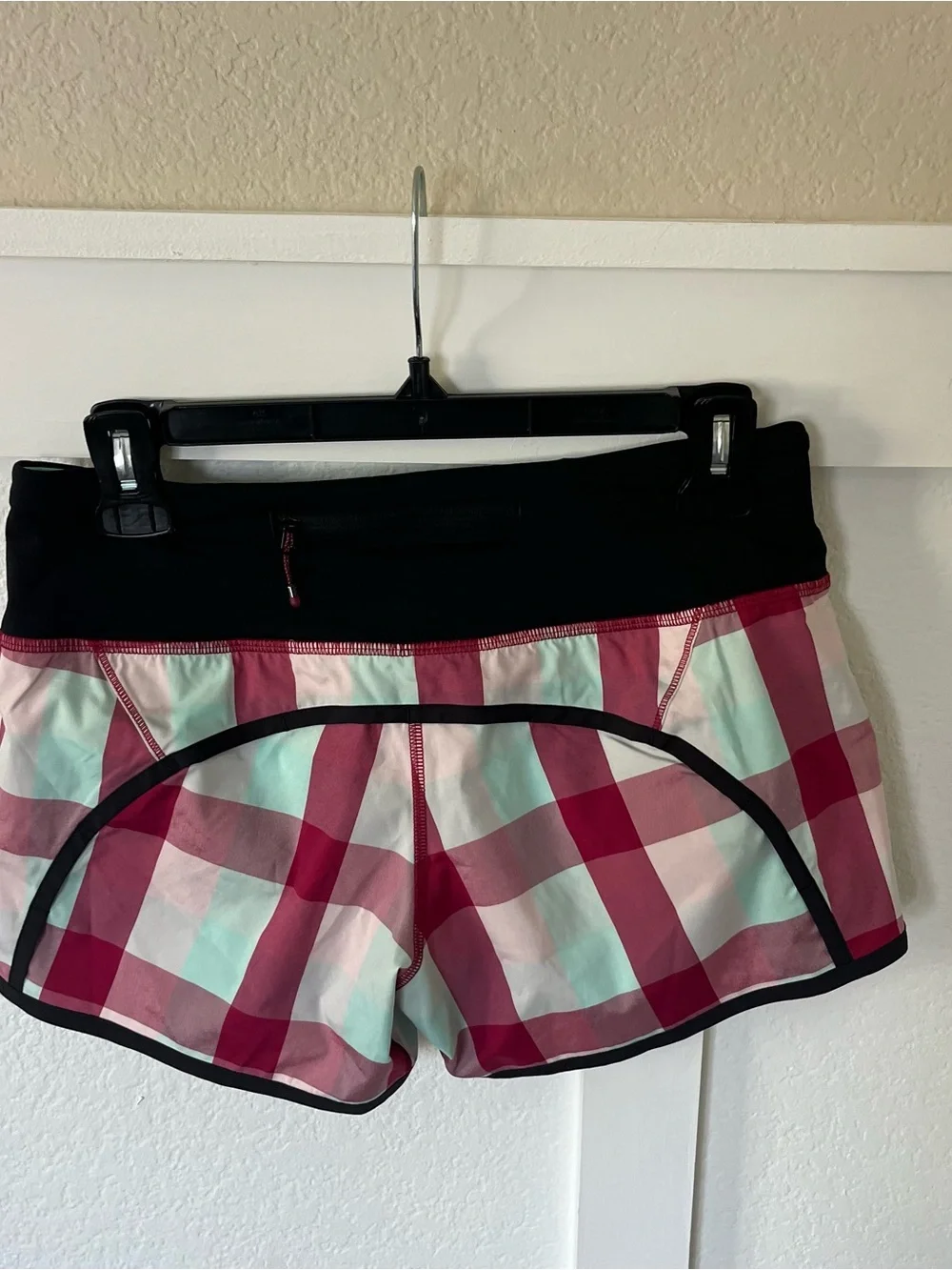 Lululemon Athletica Women's 4 Plaid Run Speed Shorts.